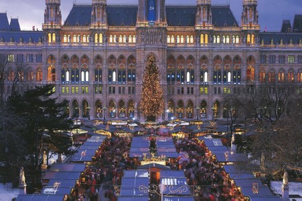 Panorama des Wiener Christkindlmarktes mit vielen Besuchern