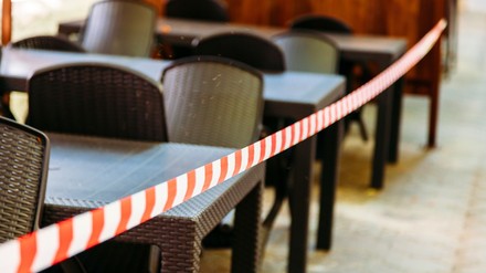 Unter Münchens Gastwirten wächst der Frust, da das KVR rigoros gegen die kleinsten Verstöße der Corona-Maßnahmen in Lokalen vorgeht. (©slayer87/stock.adobe.com)
Ein abgesperrtes Restaurant