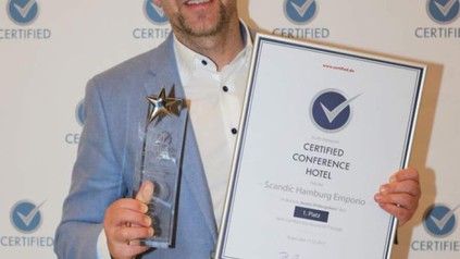 Tobias Albert mit seiner Auszeichnung