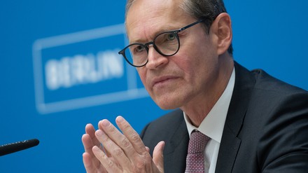 Michael Müller (SPD), Regierender Bürgermeister von Berlin, spricht bei einer Pressekonferenz des Berliner Senats.