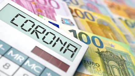 Geldscheine mit Taschenrechner und Aufschrift Corona