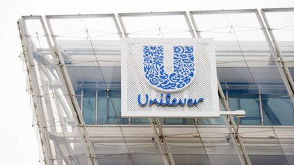 Eine Außenbeschilderung an einem Gebäude zeigt das Logo von Unilever