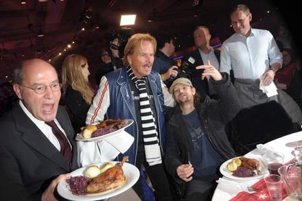 Grgeor Gysi, Frank Zander und Michael Mueller haben Spaß bei Frank Zanders 22. Weihnachtsfeier