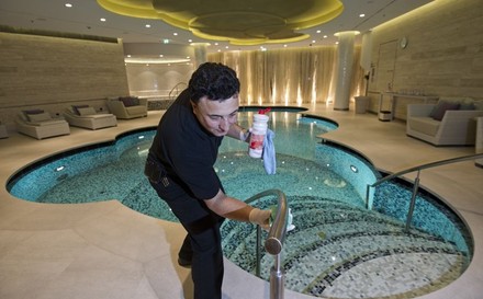 Sauberkeit in Hotels hat höchste Priorität bei den Gästen. (© Messe Berlin GmbH)
Mann beim Reinigen eines Hotelpools