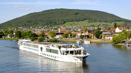Auch auf dem Main, hier bei Miltenberg, fahren schon wieder die Flusskreuzfahrtschiffe. (Foto: ©Hans-Joachim Arndt/stock.adobe.com)
Flusskreuzfahrtschiff auf dem Main bei Miltenberg