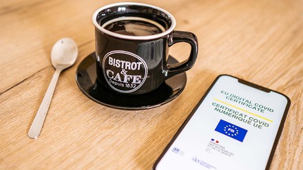 Zertifikat auf Handy und Kaffeetasse