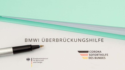 Die Überbrückungshilfe III Plus wurde bis Ende 2021 verlängert. (Foto: © ImagESine – stock.adobe.com)
Zettel mit der Aufschrift Überbrückungshilfe
