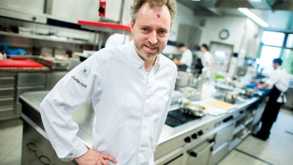 Ein Koch in der Küche im AQUA in Wolfsburg