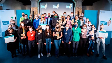 Bundesminister Cem Özdemir mit den Gewinnern des Bundespreises „Zu gut für die Tonne“ 2022 und Jurymitgliedern. (Foto: © BMEL/photothek)