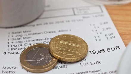 Trinkgelder sind in den meisten Fällen steuerfrei. (Foto: © Stockfotos-MG – stock.adobe.com)
Rechnung mit Trinkgeld