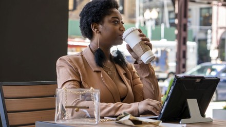 Schwarze Frau in einem Lokal