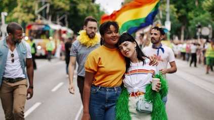 Lesbisches Paar auf Regenbogenparade