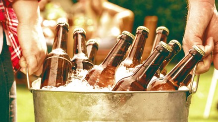 Behälter mit Eis und Bierflaschen