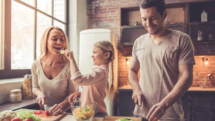 Eine junge Familie kocht gemeinsam