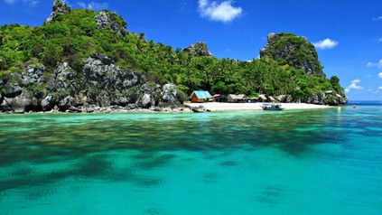 Ein Strand und blaues Meer in Thailand