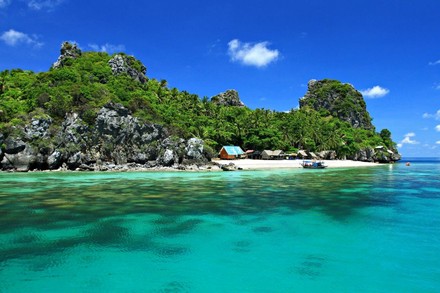 Ein Strand und blaues Meer in Thailand
