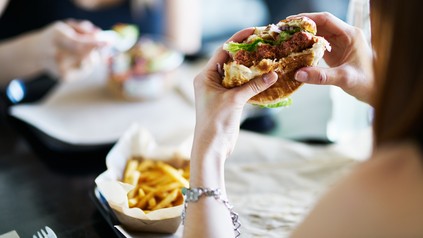 Frau mit Burger in Händen