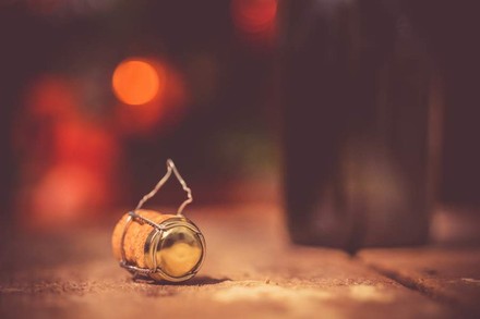 Ein bereits verwendeter und geöffneter Sektkorken liegt auf dem Boden