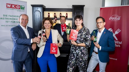 Präsentation der Gast Wirt & Kultur-Initiative von Coca-Cola (v. l.): Peter Dobcak (WKW), Natascha Mauthner (Coca-Cola HBC Österreich), Philipp Bodzenta (Coca-Cola Österreich), Eva Maria Marold (Kabarettistin) und Mark Joainig (Coca-Cola HBC Österreich).