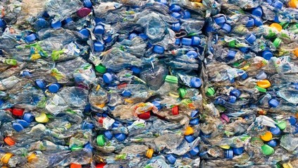 Eine Vielzahl Plastikflaschen zu Blöcken gepresst