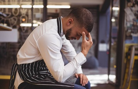Koch sitzt niedergeschlagen da