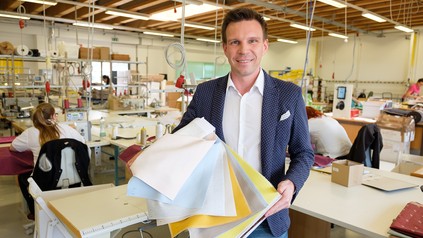 Inhaber Jürgen Schranz mit der neuen Stoff-Kollektion