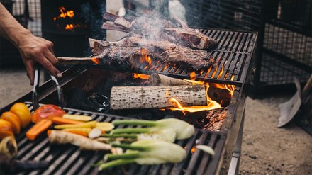 Grill mit Fleisch und Gemüse