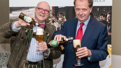 Conrad Seidl und Markus Liebl mit Bier