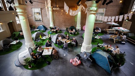 Ein Campingplatz in einer Kirche