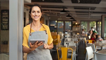 Gastronomin wartet am Eingang, um die 2G-Nachweise zu kontrollieren