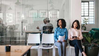 Frauen warten im Büro