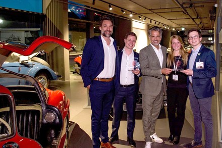 (v.l.n.r): Philipp S. Ingenillem (Gesellschafter, Director of Sales & Business Development ONLINE BIRDS), André Meier (Geschäftsführer ONLINE BIRDS), Otto Lindner (IHA-Vorsitzender), Larissa Schmied (Finance & Marketing Infinity Start-up/Hygenator RefresherBoxx) und Gernot Jonathan Sümmermann (Founder & CTO Infinity Start-up/Hygenator RefresherBoxx)