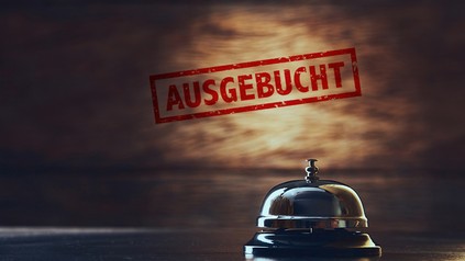 Eine verlassene Hotelrezeption und ein Schild, auf dem ausgebucht steht