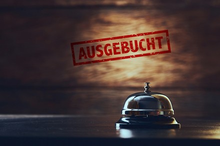Eine verlassene Hotelrezeption und ein Schild, auf dem ausgebucht steht