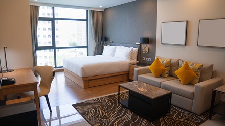 Hotel Apartment mit Bett, Couch und Schreibtisch