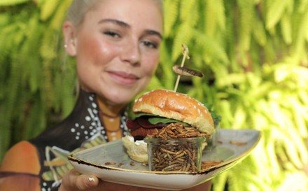 Frau hält Wurmburger