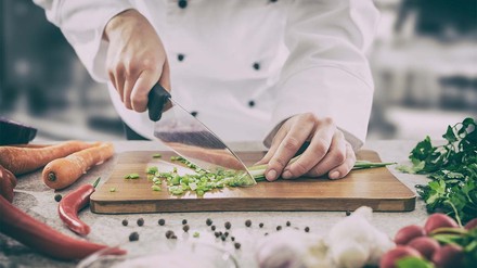 Hamburger Restaurants an der Spitze der Nachhaltigkeit: Sieben „Grüne Sterne“ von Guide Michelin vergeben. (Foto: © REDPIXEL – stock.adobe.com)
Koch schneidet Lauch auf dem Küchenbrett