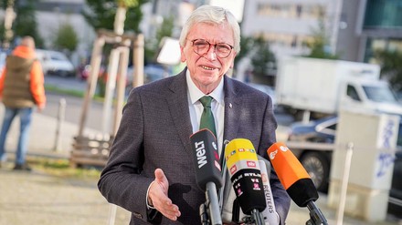 Hessens Ministerpräsident Volker Bouffier hat die neuen Regel im Kampf gegen das Corona-Virus bekannt gegeben. (Foto: © picture alliance/dpa | Kay Nietfeld)
Volker Bouffier