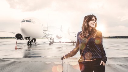 Eine Frau an einem Flughafen