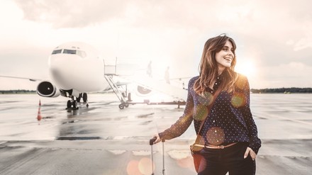 Eine Frau an einem Flughafen