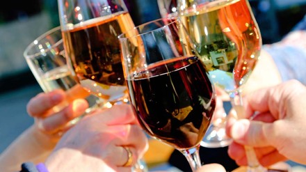 Gruppe stößt mit Wein an