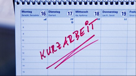 Kalender mit dem Schriftzug Kurzarbeit