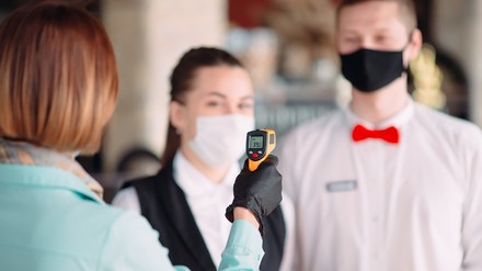 Hotelmitarbeiter mit Mundschutz