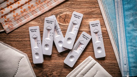 Schnelltests und OP-Masken