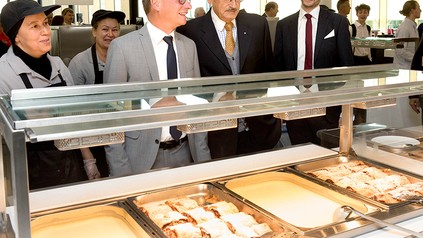 Politiker bei der Essensausgabe in der Mensa