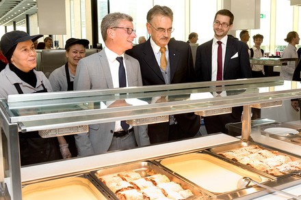 Politiker bei der Essensausgabe in der Mensa