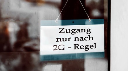 Schild „Zugang nur nach 2G-Regel“