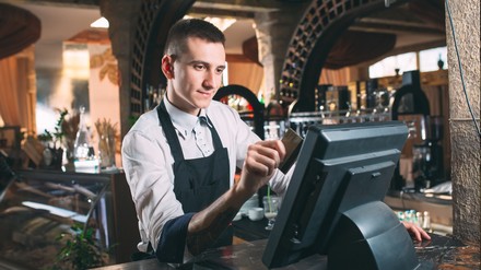 Bargeldeinnahmen bleiben dem Fiskus oft verborgen – insbesondere, wenn es keine elektronische Kasse gibt. (Foto: © davit85 – stock.adobe.com)
Gastronom gibt etwas in die elektronische Kasse ein