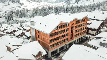 Das bereits bestehende Revier Mountain Lodge Adelboden befindet sich mitten im Dorfzentrum. (Foto: © Revier Hotels)
