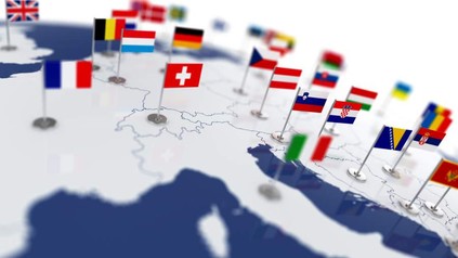 Eine Landkarte auf dem viele Länder mit passenden Fähnchen markiert sind